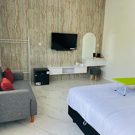 Urbanview Hotel Nimara Ngawi By Reddoorz Екстериор снимка