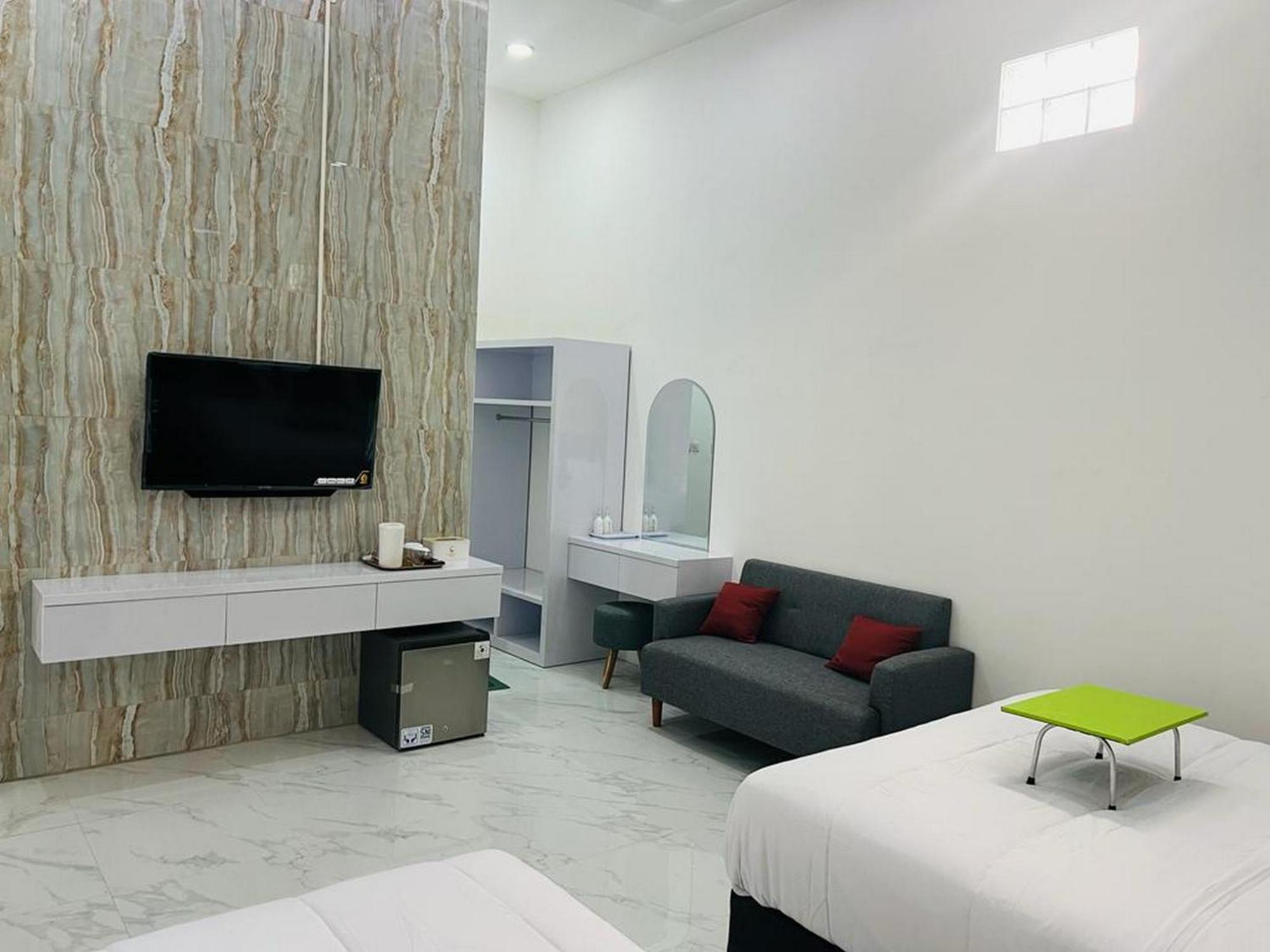 Urbanview Hotel Nimara Ngawi By Reddoorz Екстериор снимка