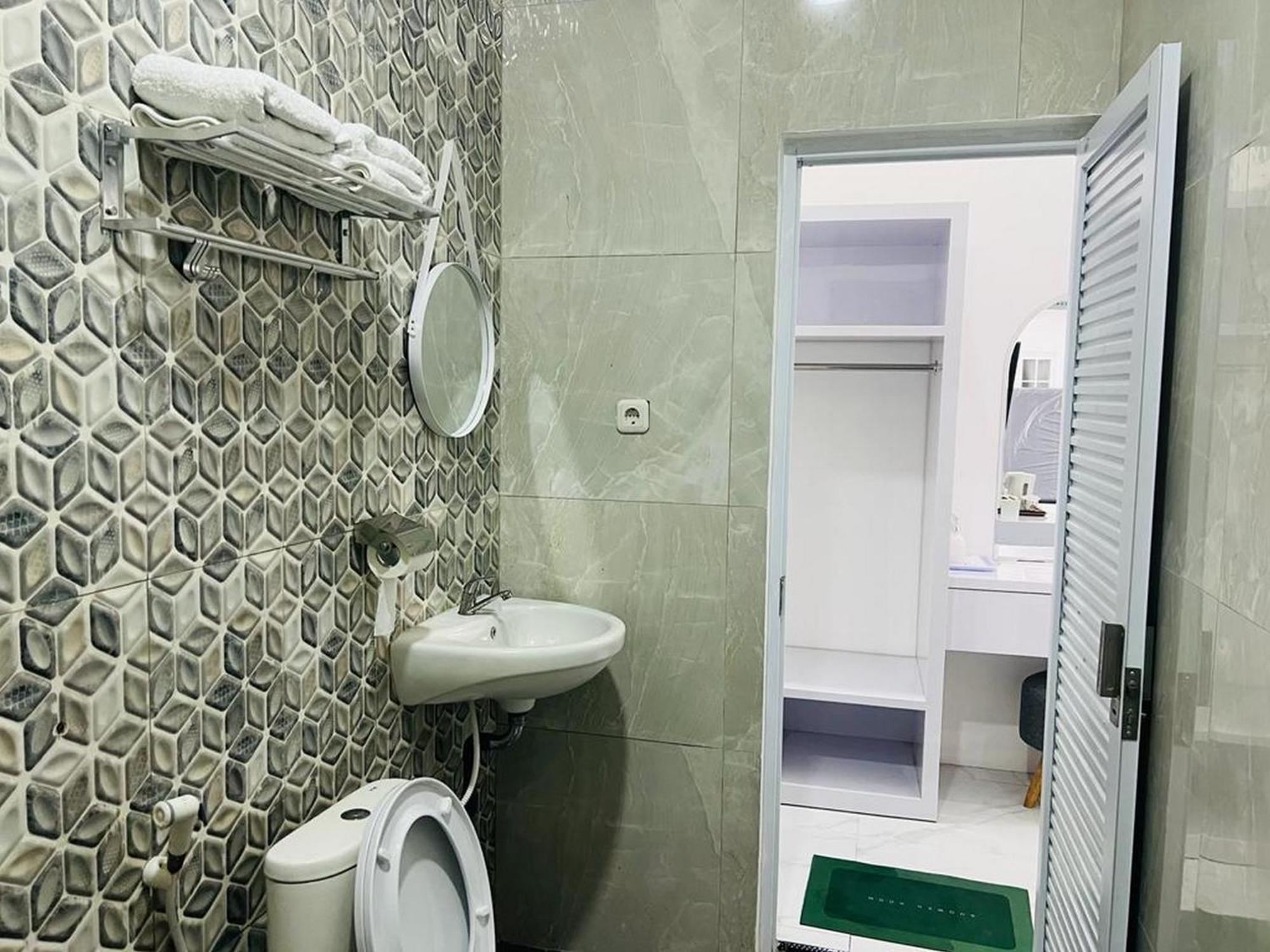 Urbanview Hotel Nimara Ngawi By Reddoorz Екстериор снимка