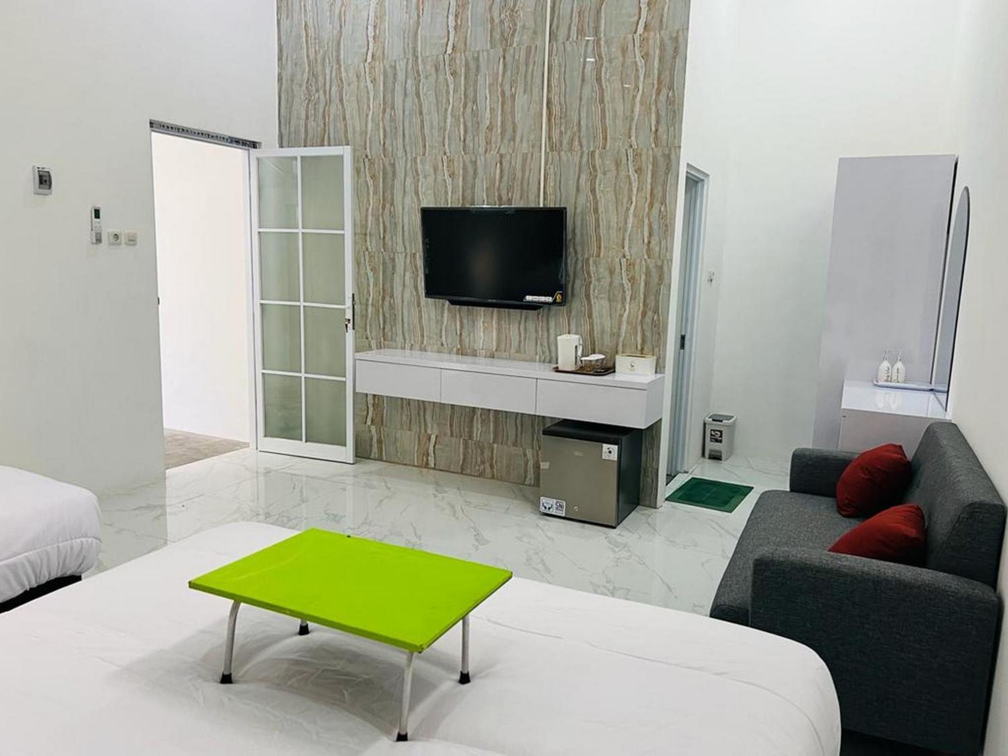 Urbanview Hotel Nimara Ngawi By Reddoorz Екстериор снимка