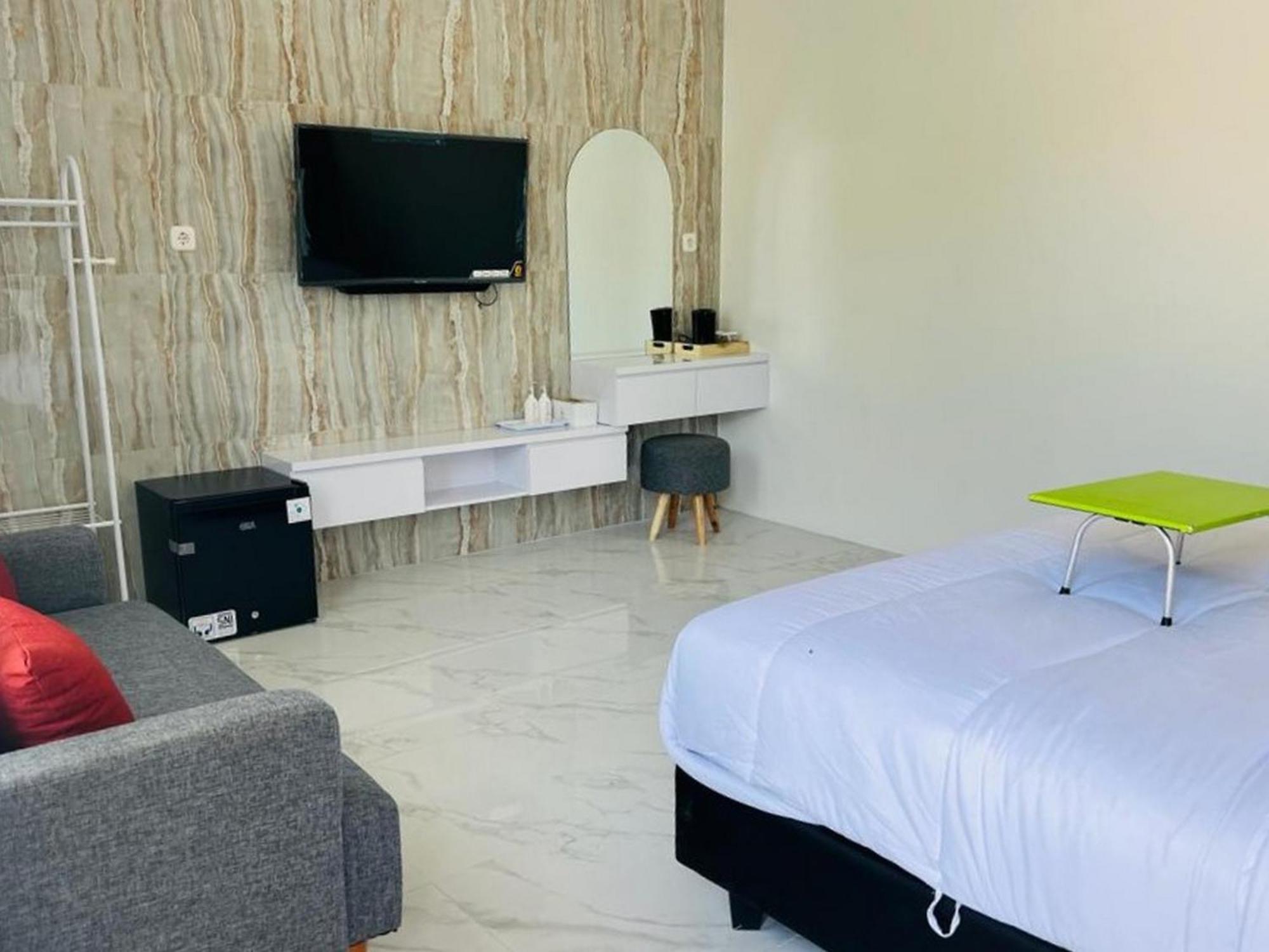 Urbanview Hotel Nimara Ngawi By Reddoorz Екстериор снимка